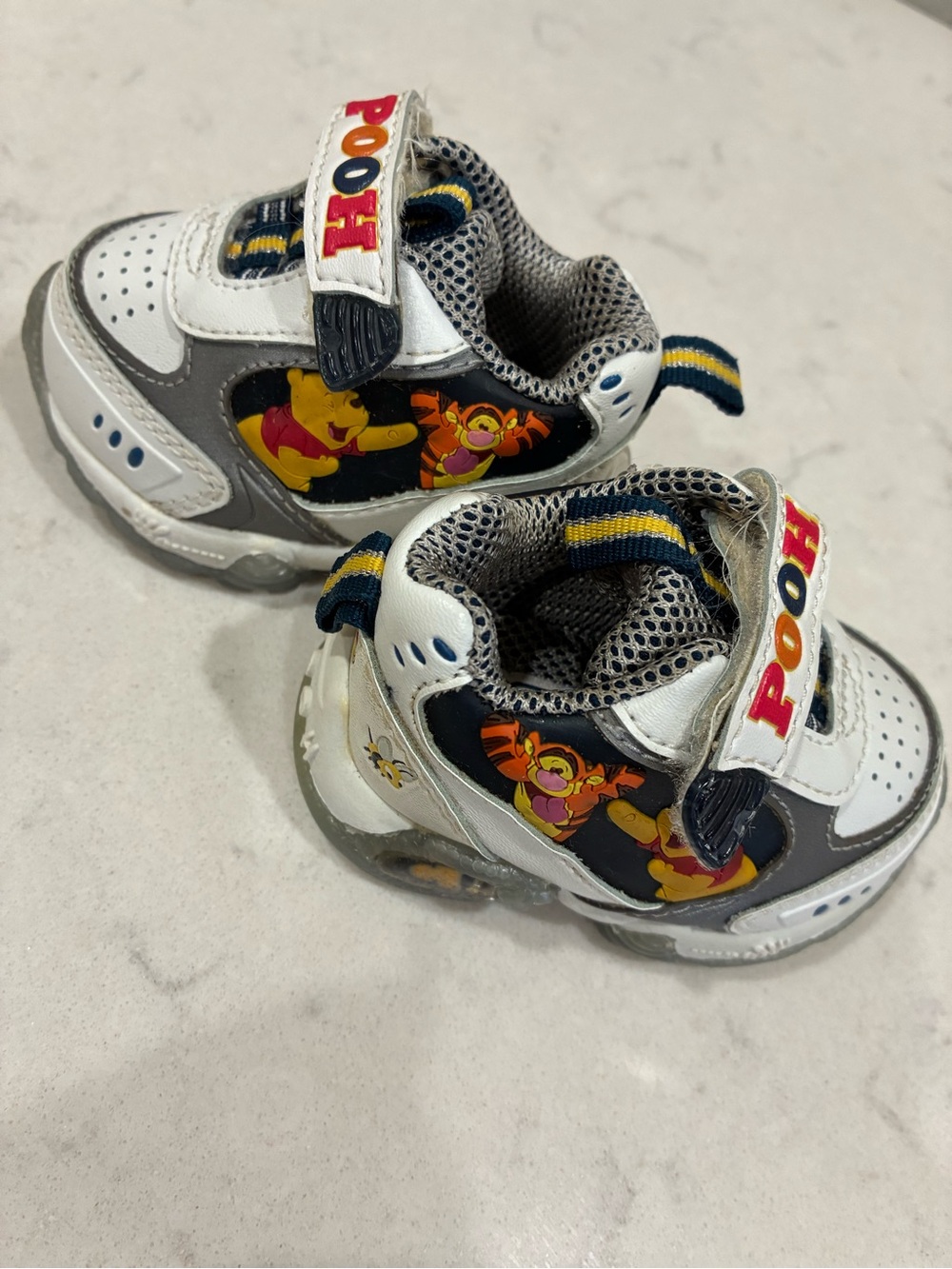 Vintage Disney Winnie the Pooh & Tigger baby tennis shoes 🐻🤍🍯🐝
So cute! Size 1